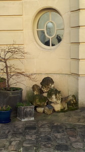 Putti-Skulpturen im Garten © B. de Cosnac
